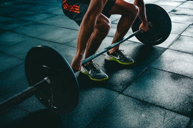 Spor salonunda antrenman yapan yetişkinler — düzenli hareket alışkanlığı